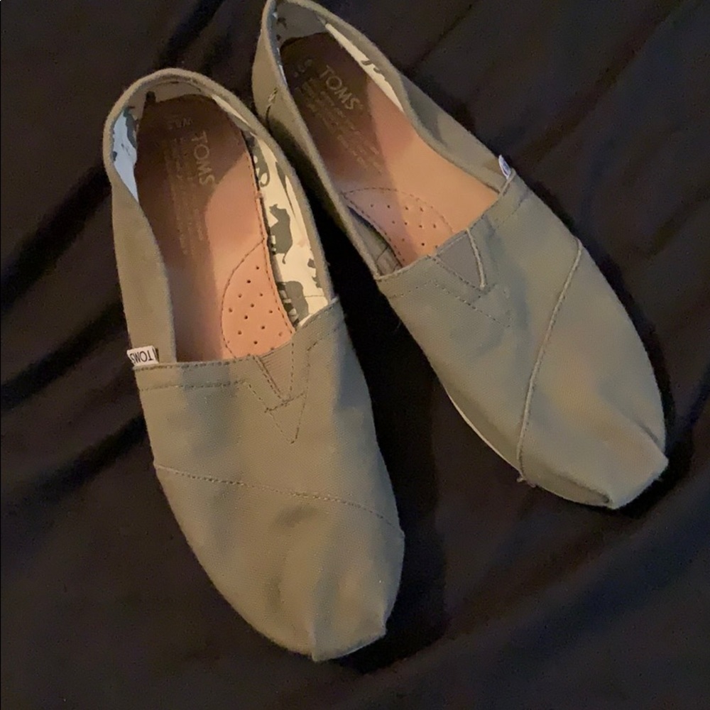 Gently used Tom’s Alpargatas